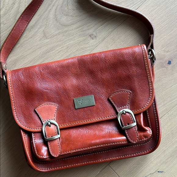 Elegant Tan Leather Messenger Bag - Picture 2 of 12